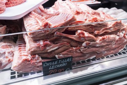 Precios de alimentos navideños en el Mercado del Val en Valladolid.