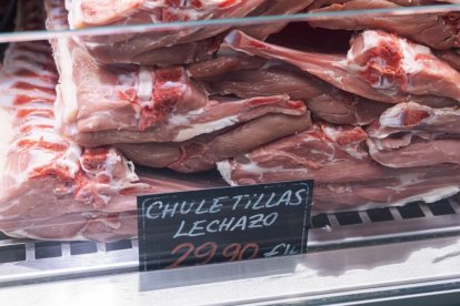 Precios de alimentos navideños en el Mercado del Val en Valladolid.