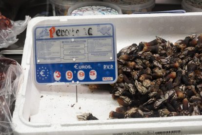 Precios de alimentos navideños en el Mercado del Val en Valladolid.