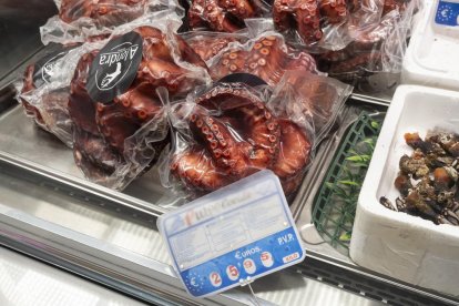 Precios de alimentos navideños en el Mercado del Val en Valladolid.