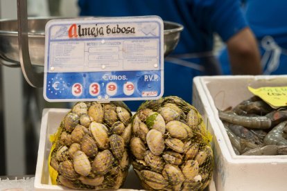 Precios de alimentos navideños en el Mercado del Val en Valladolid.