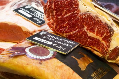 Precios de alimentos navideños en el Mercado del Val en Valladolid.