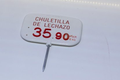 Precios de alimentos navideños en el Mercado del Val en Valladolid.