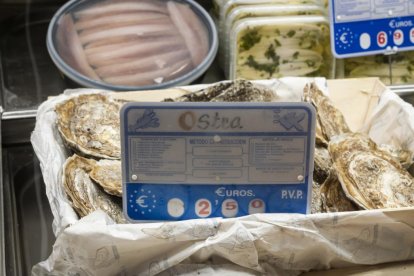 Precios de alimentos navideños en el Mercado del Val en Valladolid.