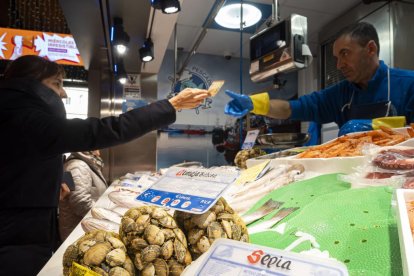 Precios de alimentos navideños en el Mercado del Val en Valladolid.