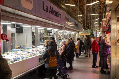 Precios de alimentos navideños en el Mercado del Val en Valladolid.