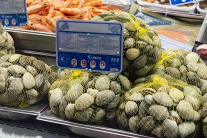 Precios de alimentos navideños en el Mercado del Val en Valladolid.