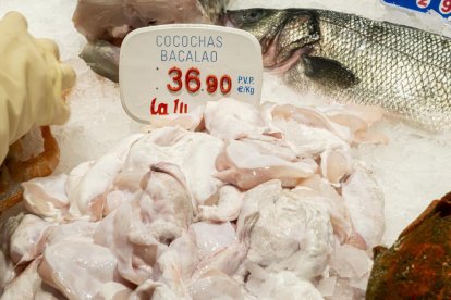 Precios de alimentos navideños en el Mercado del Val en Valladolid.