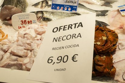 Precios de alimentos navideños en el Mercado del Val en Valladolid.
