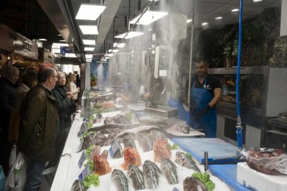 Precios de alimentos navideños en el Mercado del Val en Valladolid.