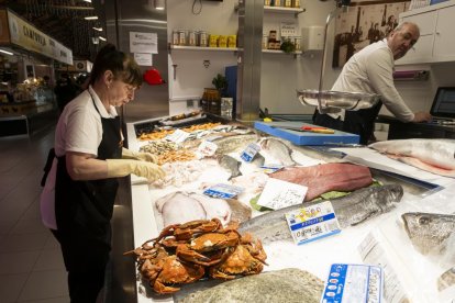 Precios de alimentos navideños en el Mercado del Val en Valladolid.