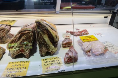 Precios de alimentos navideños en el Mercado del Val en Valladolid.