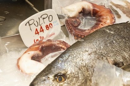 Precios de alimentos navideños en el Mercado del Val en Valladolid.