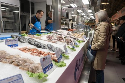 Precios de alimentos navideños en el Mercado del Val en Valladolid.