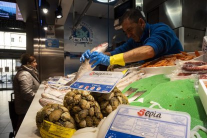 Precios de alimentos navideños en el Mercado del Val en Valladolid.