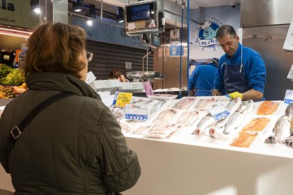 Precios de alimentos navideños en el Mercado del Val en Valladolid.