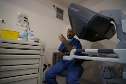 El jefe del Servicio de Urología del Hospital El Bierzo, Óscar Miranda, durante una operación con el robot Da Vinci