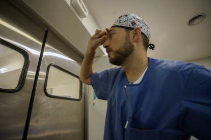 El jefe del Servicio de Urología del Hospital El Bierzo, Óscar Miranda, durante una operación con el robot Da Vinci