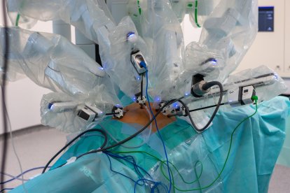 El jefe del Servicio de Urología del Hospital El Bierzo, Óscar Miranda, durante una operación con el robot Da Vinci