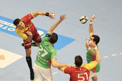 De Toledo en un momento del partido entre el Bidasoa y el Recoletas.