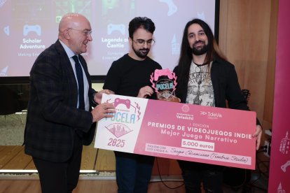 Carnero con los ganadores del mejor indie narrativo.