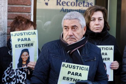 El padre de Esther López, a las puertas de los juzgados de Valladolid.