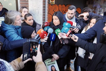 Inés López atiende a los medios a las puertas de los juzgados de Valladolid.