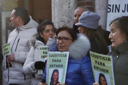 Familiares y amigos de Esther López, a las puertas de los juzgados de Valladolid.