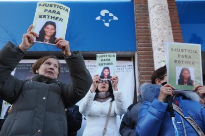 Familiares y amigos de Esther López, a las puertas de los juzgados de Valladolid.