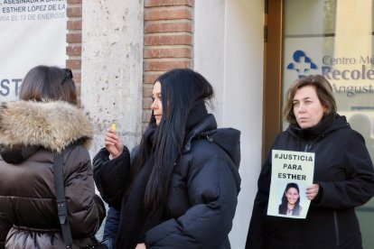 Concentración frente a los juzgados de familiares y amigos exigiendo justicia para Esther López