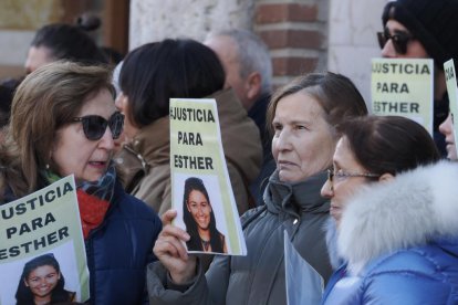 Concentración frente a los juzgados de familiares y amigos exigiendo justicia para Esther López