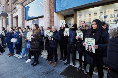 Concentración frente a los juzgados de familiares y amigos exigiendo justicia para Esther López
