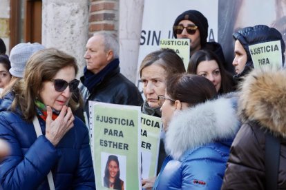 Concentración frente a los juzgados de familiares y amigos exigiendo justicia para Esther López