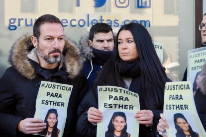 Concentración frente a los juzgados de familiares y amigos exigiendo justicia para Esther López