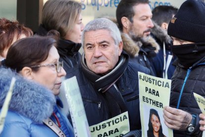 Concentración frente a los juzgados de familiares y amigos exigiendo justicia para Esther López