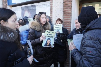 Concentración frente a los juzgados de familiares y amigos exigiendo justicia para Esther López