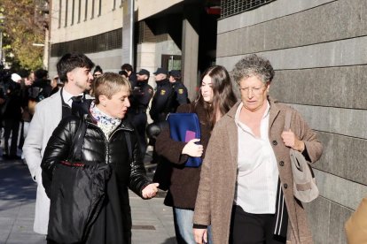 Concentración frente a los juzgados de familiares y amigos exigiendo justicia para Esther López