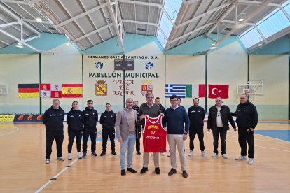 Chus Mateo en su visita a Íscar.