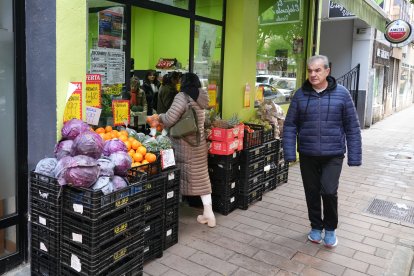 Varios clientes en la frutería Elefante Verde en la calle de las Mercedes.