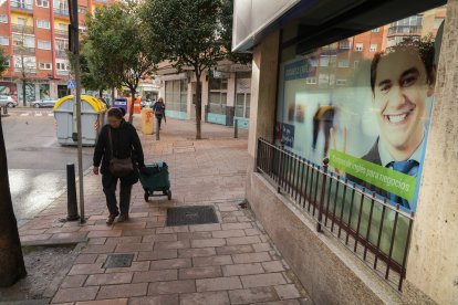 Una mujer con un carro de la compra pasa por delante de la academia de inglés Vaughan.
