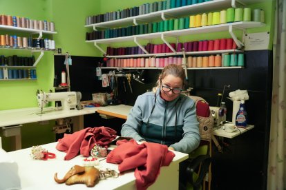 Alina Carmen, dueña del cosetodo Las 5 Puntadas de Oro.