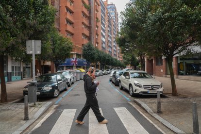 Una chica cruza uno de los pasos de cebra de la calle de Las Mercedes