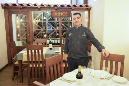 Toño Córcoles, dueño del Patio de Las Mercedes, en el comedor del restaurante.