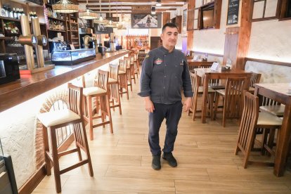 Toño Córcoles, dueño del Patio de Las Mercedes, en la zona de barra del restaurante.