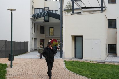 Varias personas por la travesía que comunica la calle de Las Mercedes con el paseo de Zorrilla.