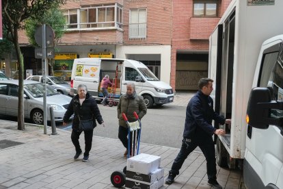 Un hombre descarga mercancía en la calle de Las Mercedes de Valladolid.