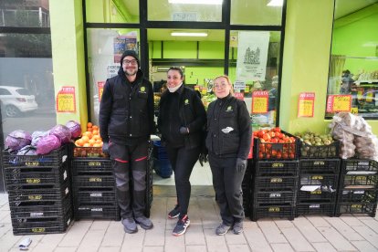 Guillermo, Karina y Pilar, equipo de la frutería El Elefante Verde.