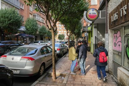 Cartel que anuncia el bar Púrpura, escondido en un portal de la calle de Las Mercedes.