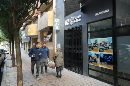 Varias personas pasan por delante de la Escuela de Rock de Happening.