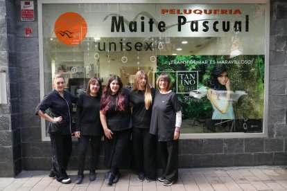 Elena, Isabel, Virginia, Paula y Maite, equipo de la peluquería unisex y estética Maite Pascual.